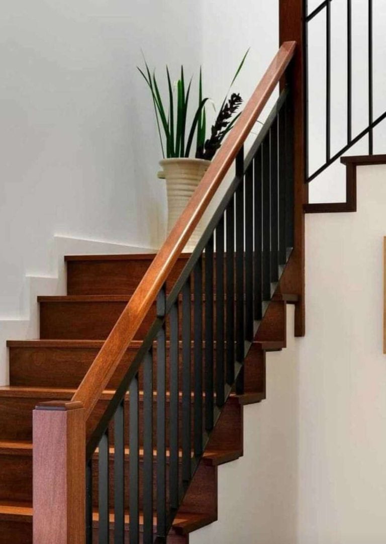wood stairs and railings in the region areas Toronto, North York, Richmond hill, Markham, Vaughan