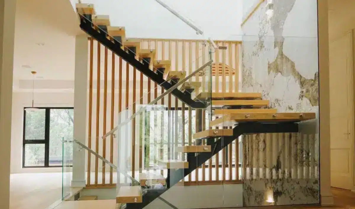 Why Working With a Specialized Glass Railing Contractor Saves You Money Long-Term in Toronto
